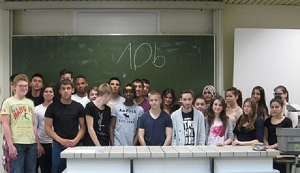 Eine Schulklasse vor einer Tafel