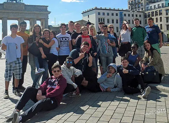 Eine Schulklasse vor dem Brandenburger Tor