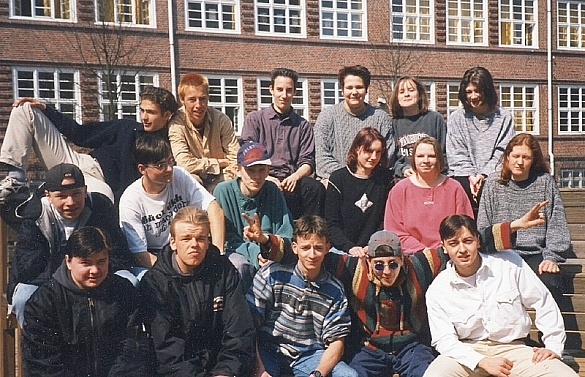 Eine Schulklasse auf einem Schulhof