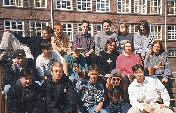 Eine Schulklasse auf einem Schulhof