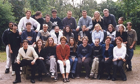 Eine Schulklasse auf einem Schulhof