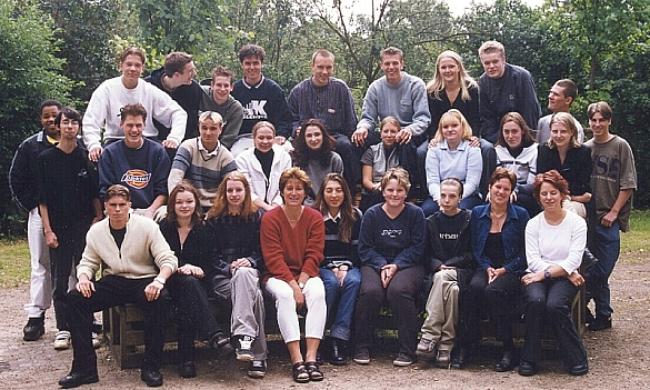 Eine Schulklasse auf einem Schulhof