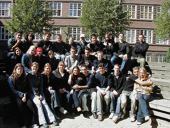 Eine Schulklasse auf dem Schulhof