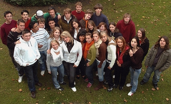 Eine Schulklasse auf einer Wiese