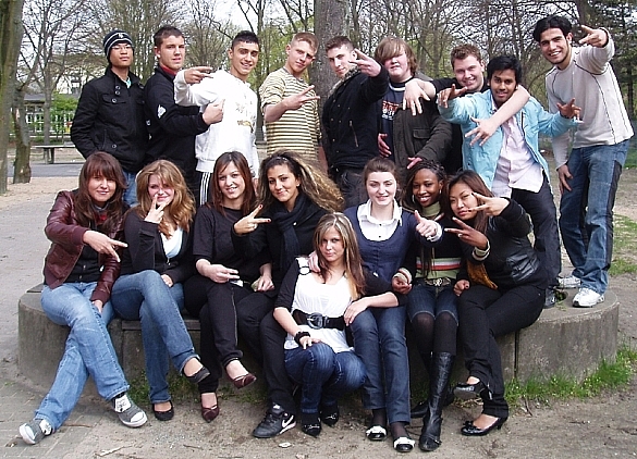 Eine Schulklasse auf dem Schulhof