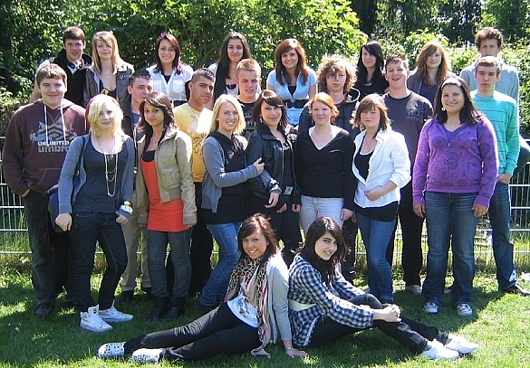 Eine Schulklasse auf dem Schulhof