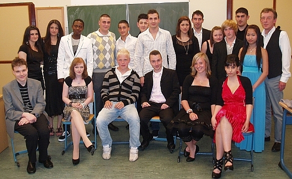 Eine Schulklasse vor einer Tafel