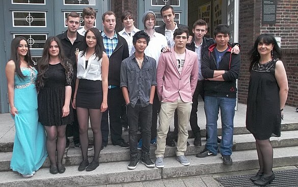 Eine Schulklasse vor einer Schultür