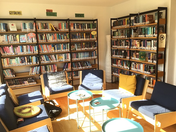 Foto mit Bücherregalen der Bücherei