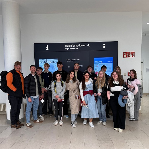 Gruppe der SUS mit Lehrkräften am Bremer Flughafen