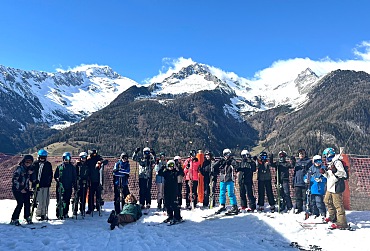 Gruppenfoto der Schülerinnen und Schüler im Skigebiet 
