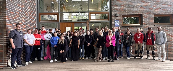 Gruppenfoto vor den Schulgebäude