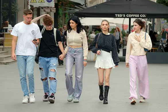 Jugendliche in einer Fußgängerzone  