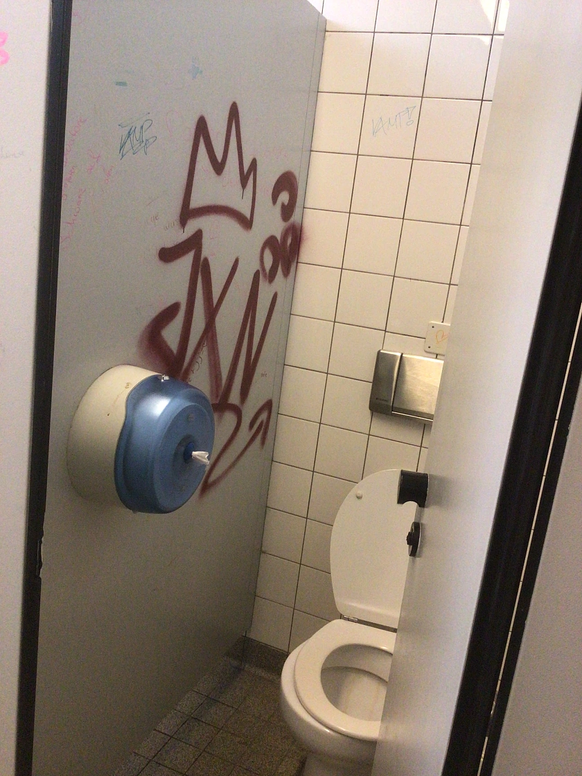 Schultoilette mit Graffiti Schmierereien