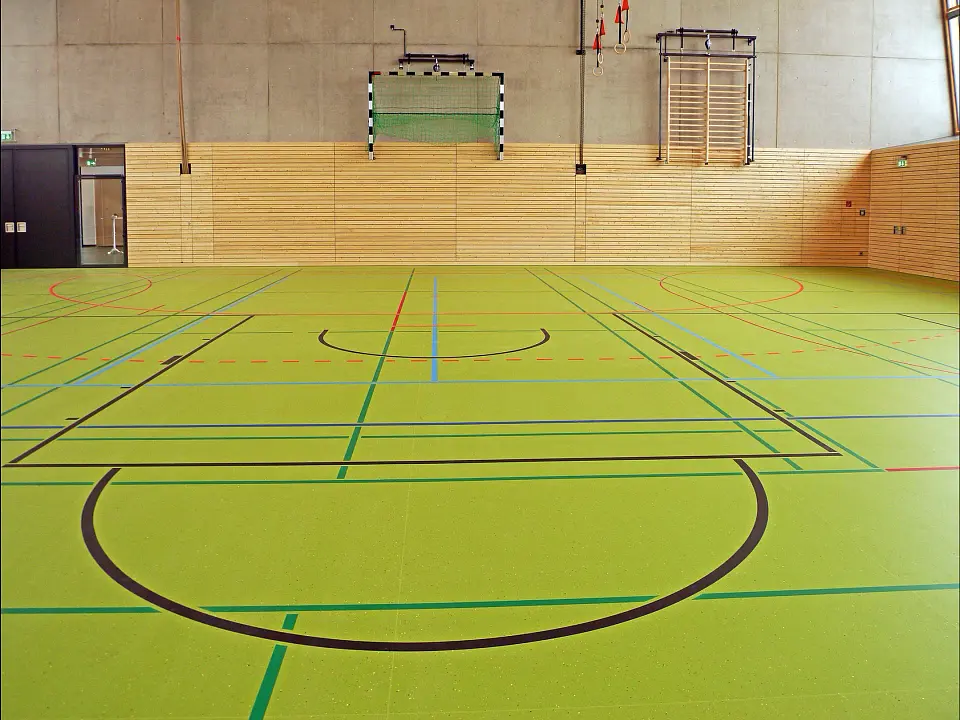 Eine leere Sporthalle