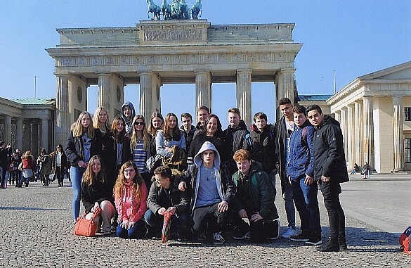 Eine Schulklasse vor dem Brandenburger Tor