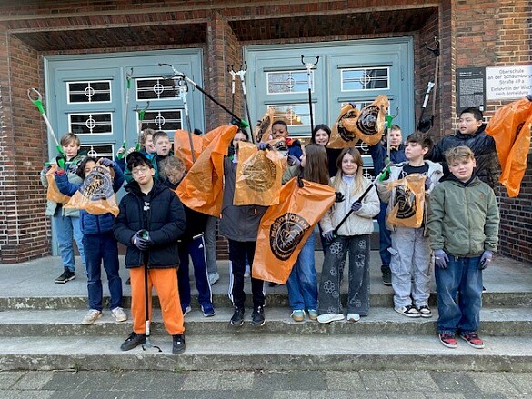 Gruppenbild der Klasse 5e vor dem Schulgeb&auml;ude