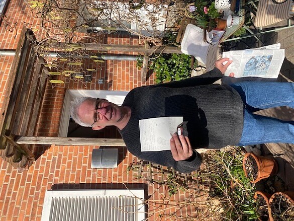 Anwohner vor seinem Haus