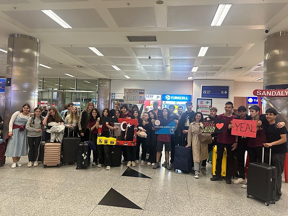 Gruppenbild am Flughafen Izmir mit Willkomensschildern
