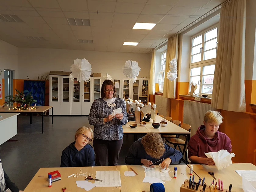 Frau Schulte im Kunstraum mit den Kunstwerken der 7d