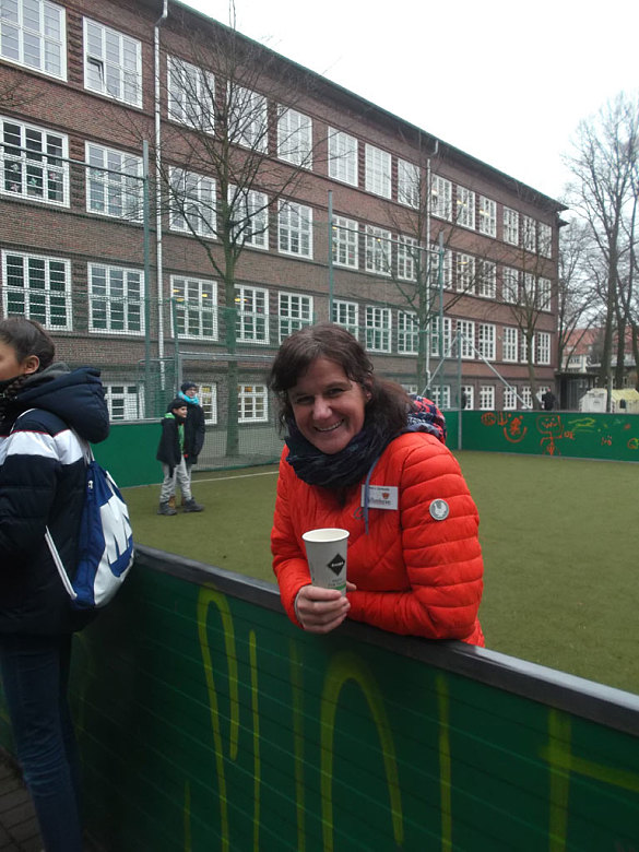 Frau Gerbode auf dem Fussballfeld