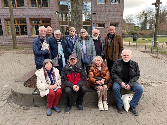 Gruppenbild der Ehemaligen auf dem Schulhof
