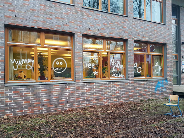  Das Caf&eacute; im Neubau von Au&szlig;en