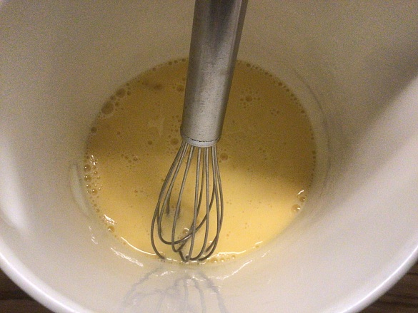 R&uuml;hrsch&uuml;ssel mit Eiern und Schneebesen