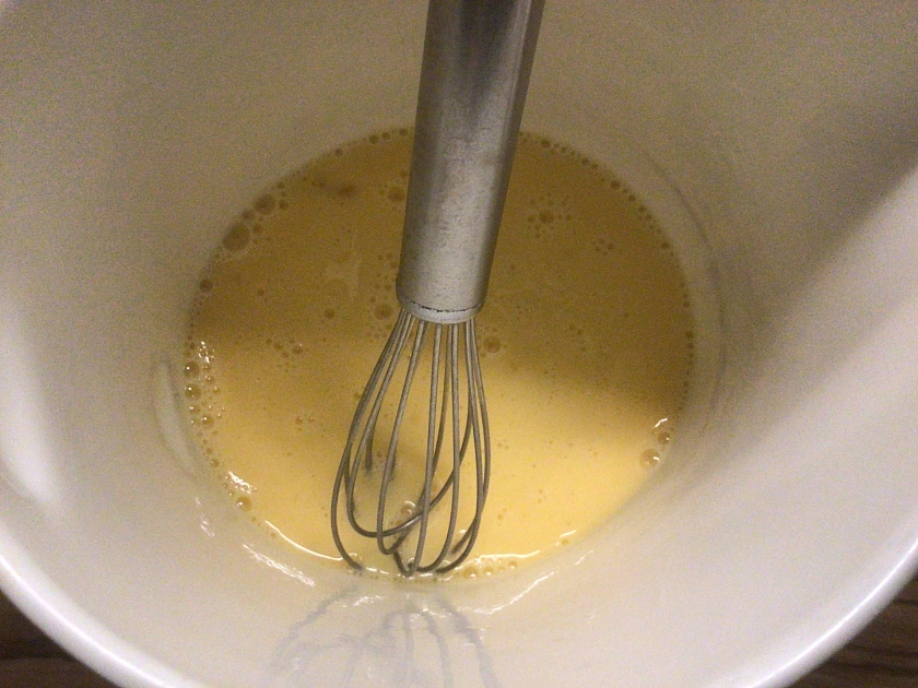 R&uuml;hrsch&uuml;ssel mit Eiern und Schneebesen
