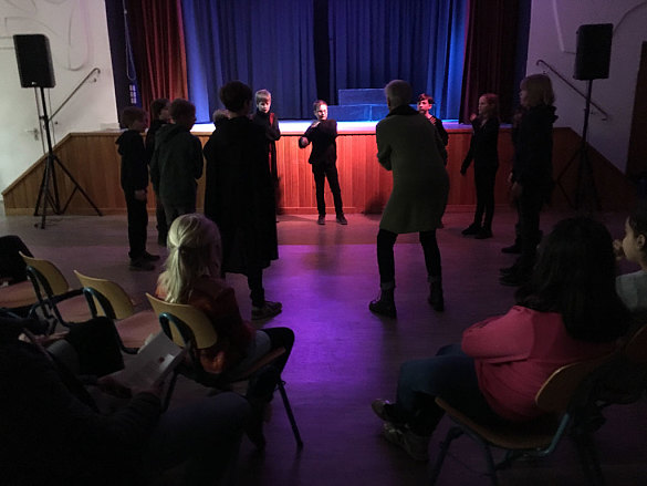 Tanzen in der Aula mit Frau Nakip