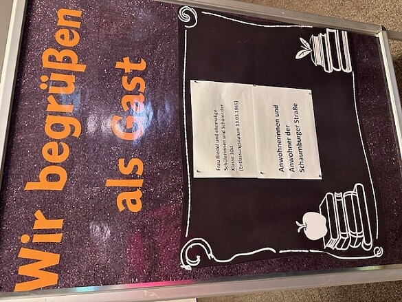 Willkommensschild, welches im Eingangsbereich die Ehemaligen begr&uuml;&szlig;t