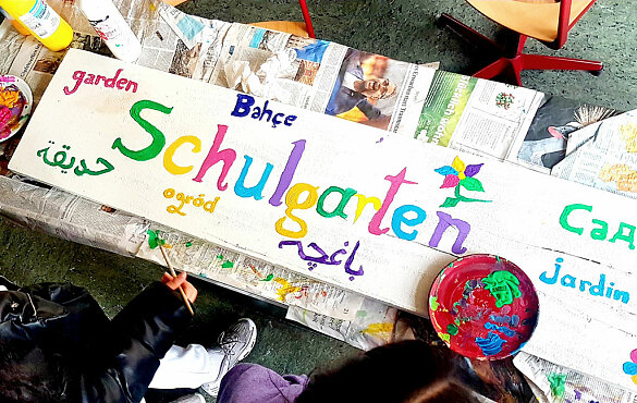 Unser buntes Schild mit unseren Sprachen 
