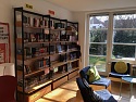 Bücherregale in der Bücherei